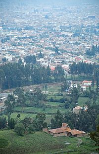 Archivo:Cuenca Ecuador View 1994