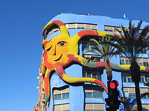 Archivo:Edificio Sol en el Grao de Castellón, Obra del artista Juan García Ripollés "Ripo"