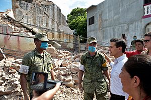 Archivo:Enrique Peña Nieto visita una zona afectada por el sismo del 7 de septiembre2
