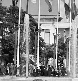 Archivo:Espagne - Het Duitse paviljoen en de Eiffeltoren met waterpartij en fonteinen en vlaggen, Bestanddeelnr 254-2681 (cropped)