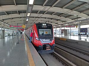 Archivo:Estação Aeroporto-Guarulhos • plataformas com trem • 1