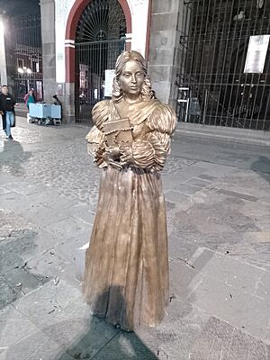 Archivo:Estatua de Isabel de Portugal en el centro histórico de Puebla