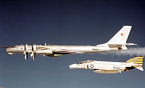 Archivo:F-4B VF-151 CV-41 TU-95