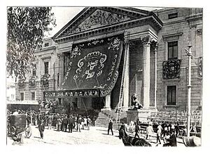 Archivo:Fachada principal del Congreso de los Diputados el día de la jura de la Constitución del rey Alfonso XIII (17 de mayo de 1902)