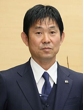 Fumio Kishida with Japan National Football Team after Qatar World Cup (8) (cropped).jpg
