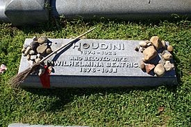Archivo:Harry Houdini Grave Marker 8-2008