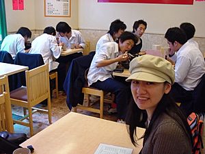 Archivo:High school students eating Ramen