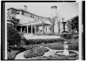 Archivo:Historic American Buildings Survey, David Aronow, Photographer circa 1924, FRONT ELEVATION SHOWING BELLTOWER AND PROJECTING VERANDA. - Laurelton Hall, Laurel Hollow and Ridge HABS NY,30-OYSTB,1-2