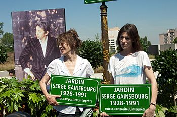 Archivo:Jane Birkin, Charlotte Gainsbourg 1, Inauguration of Jardin Serge-Gainsbourg