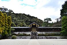 Archivo:Japanese imperial mausolea called "Tsukinowa no Misasagi"