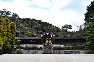 Archivo:Japanese imperial mausolea called "Tsukinowa no Misasagi"
