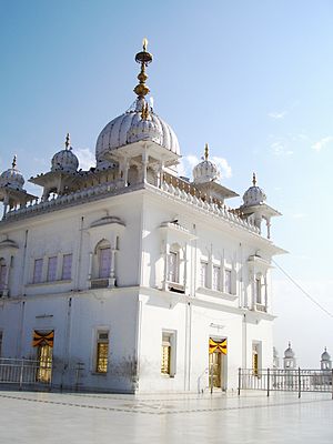 Archivo:Keshgarh Sahib Gurudwara at Anandpur Sahib