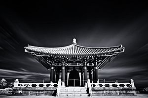 Archivo:Korean Bell of Friendship (Peter Ozdzynski - Flickr Account)