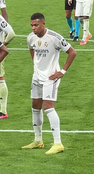 Archivo:Kylian Mbappe at Real Madrid's game versus Juventus Turin on 22 October 2025 (3)