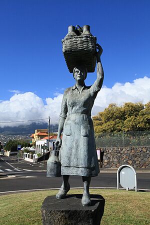 Archivo:La Palma - Breña Alta - Carretera de BuenavistaLP-202+Carretera Las NievesLP-101 - Homenaje a las lecheras 05 ies