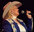Archivo:Lynn Anderson on stage April 2011
