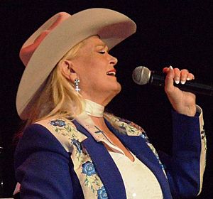 Archivo:Lynn Anderson on stage April 2011