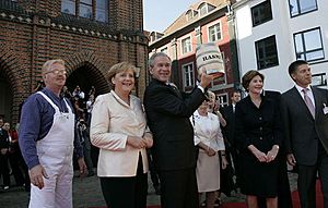 Archivo:Merkel-Bush-L.Bush-Sauer