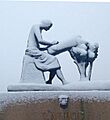 Monument a la puntaire de l'Arboç en un dia de neu. Obra de l'escultor Joan Tuset