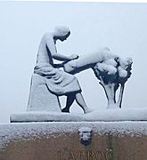 Monument a la puntaire de l'Arboç en un dia de neu. Obra de l'escultor Joan Tuset
