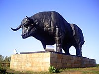 Archivo:Monumento en Plazoleta El Toro