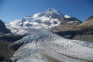 Archivo:Mount Robson and the Robson Glacier