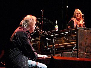 Archivo:Neil Young in Nottingham 2009 (d)