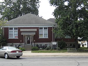 Archivo:Oswego, KS public library funded by Andrew Carnegie.