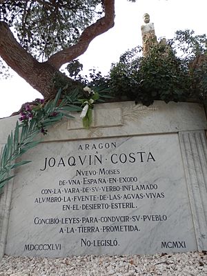 Archivo:Panteon Joaquin Costa Zaragoza 3