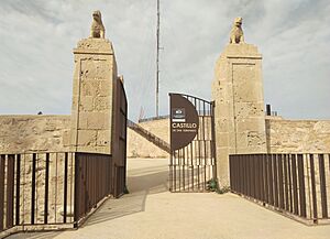 Archivo:Puertas Castillo San Fernando -1