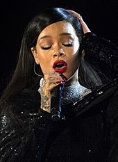 Archivo:Rihanna concert in Washington DC (cropped)