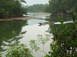 Archivo:Rio Yaupi a Laguna de Kumpak, Logroño