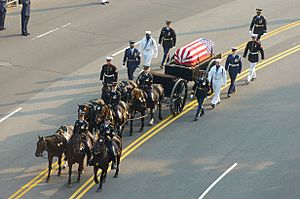 Archivo:Ronald Reagan casket on caisson during funeral procession