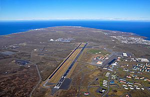 Archivo:SSJ100 Keflavik runways (5160518757)