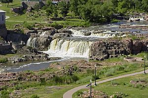 Archivo:Sioux Falls-waterfall