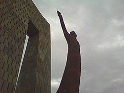 Archivo:Statue of Miguel Hidalgo