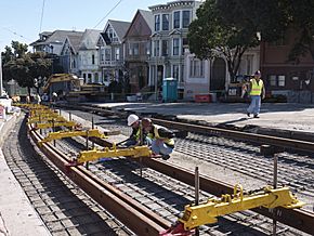 Archivo:Track gauge setting during construction at Duboce and Noe, February 2012