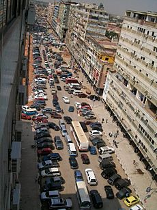 Archivo:Traffic in Luanda Avenida dos Combatentes3