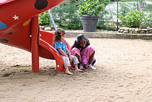 Archivo:Two girls talking