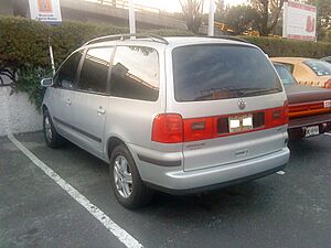 Archivo:VW Sharan 2003 Gris Satin