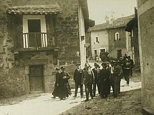 Archivo:Visita del Obispo de Salamanca a Aldeadávila de la Ribera en 1917