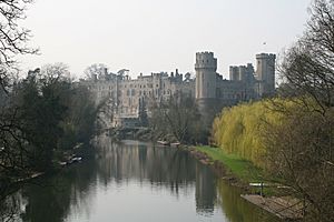 Archivo:Warwick Castle -mist 23o2007