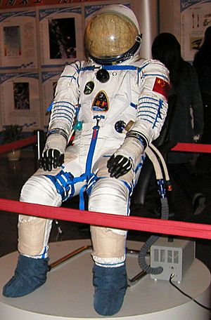 Archivo:Yang Liwei space suit