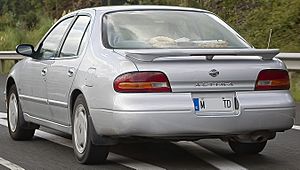 Archivo:1993-1994 Nissan Altima GXE (rear)