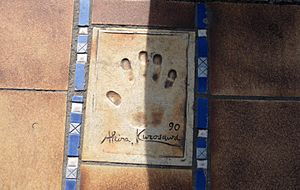 Archivo:Akira Kurosawa handprint in Cannes