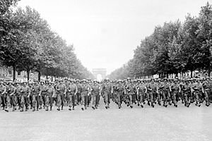 Archivo:American troops march down the Champs Elysees