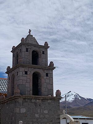 Archivo:Campanario iglesia de Cancosa con el Volcán Sillajuay
