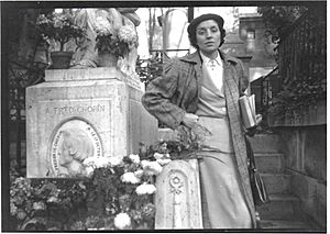 Archivo:Carme Bravo davant la tomba de Chopin a París l'any 1950 durant els seus estudis allà