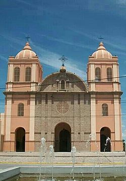 Archivo:CatedralNuestraSradelCarmen-CruzdelEje