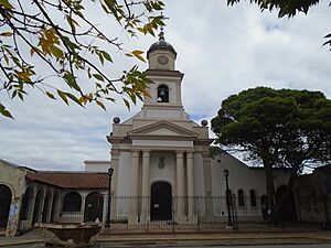 Archivo:Catedral Nuestra Señora del Rosario (Moreno)